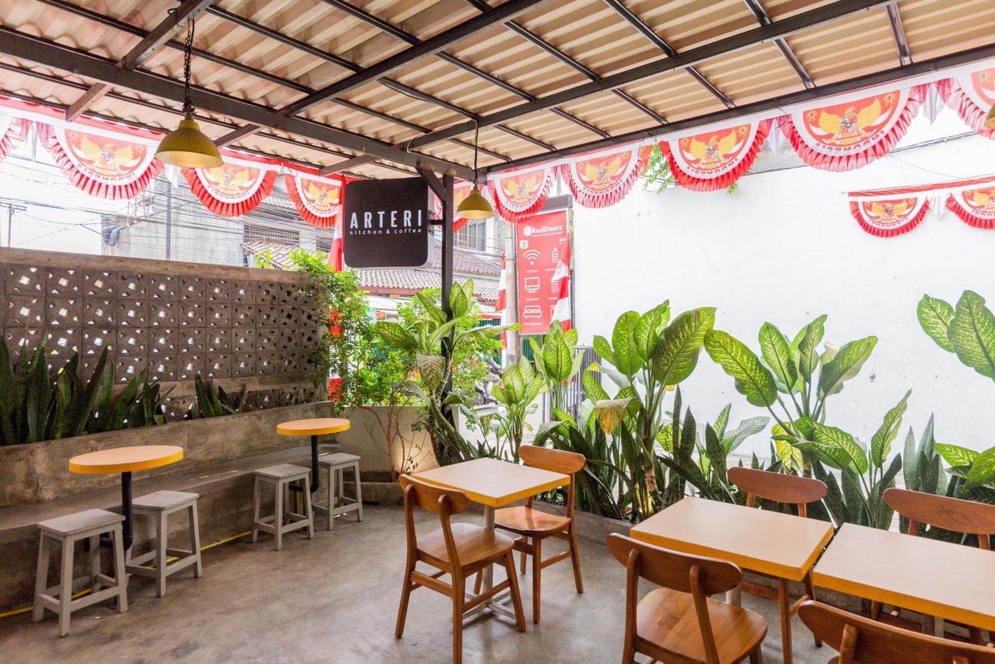 Reddoorz Plus Syariah Near Mall Pondok Indah Jacarta Exterior foto